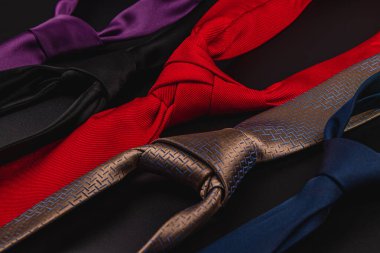 Değişik renkli kravatlar koyu bir yüzeyde düzenlenir. Babalar Günü ya da erkekler için doğum günü hediyeleri için mükemmeldir. Sevilen bir baba için özel bir kutlama..