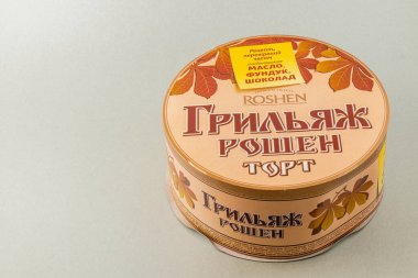 03.24.25 Lviv Ukrayna. Çok güzel tasarlanmış yuvarlak bir pasta kutusu. Ünlü bir Ukraynalı şirket tarafından yapılmış çikolatalı bir pasta. Canlı renkler ve çizimler hoşgörüyü davet ediyor..