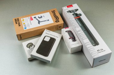 Lviv Ukrayna 05.04.25 çeşitli fotoğraf aksesuarları, montajlar, bir tripod ve telefon kılıfları, fotoğraf ve görüntü kalitesini artırmak için görüntüleme araçları dahil olmak üzere bir tablo üzerinde düzenlenmiştir..