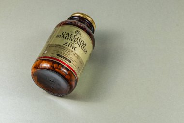 Lviv Ukrayna 10.04.25 Bir şişe kalsiyum magnezyum çinko diyet takviyesi bir masada bulunur. Ürün, temel minerallerle genel sağlık ve refahı desteklemek üzere tasarlanmıştır..