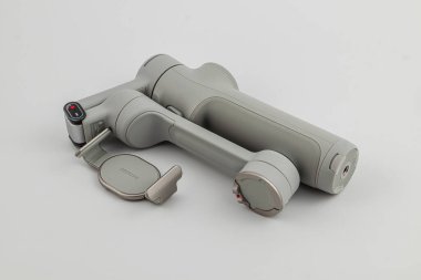 Lviv Ukrayna 08.04.25 Bu el bilgisayarı pürüzsüz video kaydı için tasarlanmıştır, parlak gri bir tasarım ve ergonomik tutuş içerir. Hareket halindeki film yapımcıları için ideal..