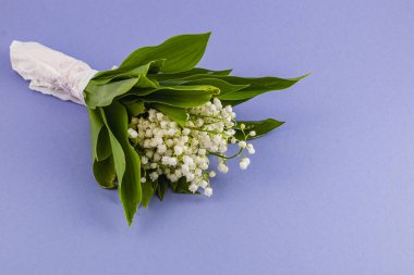 Vadinin narin bir zambak buketi pürüzsüz bir lavanta zeminine sarılır ve yerleştirilir. Çiçekler zarafet ve cazibe yayar, her durum için mükemmel..