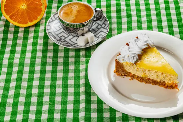 Ukrayna 'nın Lviv şehrinde bulutların arasına gizlenmiş yarı görünür bir ayın olduğu sakin bir gece. Yumuşak parıltı çevreyi aydınlatır, barışçıl bir atmosfer yaratır..