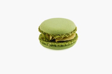 Bu canlı yeşil makaronun pürüzsüz ve kremalı bir dolgusu var. Hassas kabuğu hafif ve havadar. Bu da onu çekici bir tatlı seçimi yapıyor..