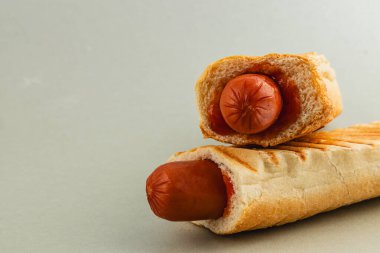 Bol ketçaplı yumuşak ekmeğin içine yerleştirilmiş yumuşak sosisli sandviç. Günlük yemekler ve günün her saatinde lezzetli atıştırmalıklar için doyurucu arzular için idealdir..