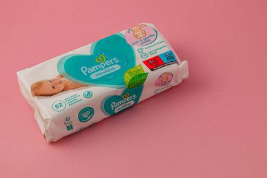 Lviv Ukrayna 05.06.25 Yumuşak bebek mendilleri parlak pembe bir arka plana yerleştirilir. Paketler, mendillerin hassas ve hassas ciltler için uygun olduğunu gösteriyor. Ebeveynler için ideal..