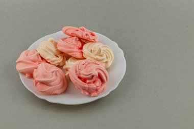 Bir tabak pembe ve kremalı yumuşak krema içerir, tatlı arzuları tatmin etmek için birebirdir. Bu lezzetli yemekler her tatlı için idealdir..