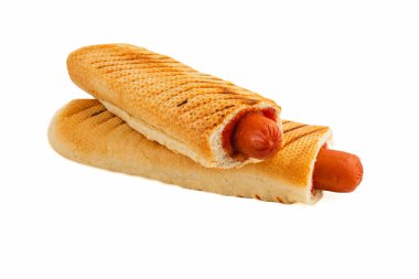 Kızarmış ekmeğin içine yerleştirilmiş iki yeni pişmiş sosisli sandviçin tadını çıkarmaya hazırız. Sıradan bir yemek ya da günün her saatinde toplanmak için mükemmel..