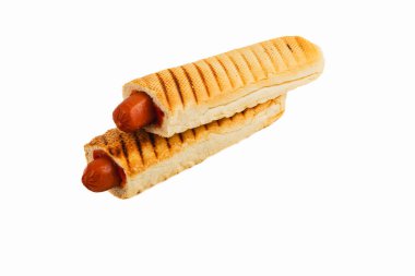 Kızarmış sandviçe yerleştirilmiş iki ızgara sosisli, ağız sulandırıcı bir ziyafet yaratır. Açık hava toplantıları ya da günlük yemekler için her zaman mükemmel..