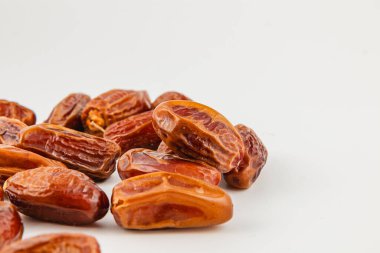 Taze ve sulu tarihler temiz bir yüzeyde sergilenir, zengin kahverengi renkleri ve eşsiz dokuları sergilenir, aperatif veya yemek pişirmek için mükemmeldir..