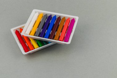 Lviv Ukrayna 05.22.25 parlak bir yüzey üzerinde düzgün bir kutuda düzenlenmiş canlı mum boya kalemleri koleksiyonu. Sanat projeleri, boyama kitapları ve çocuklar için yaratıcı aktiviteler için ideal.