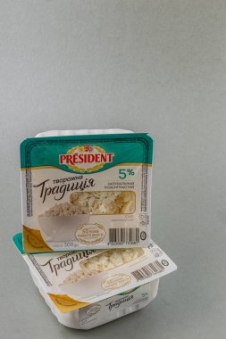 Lviv Ukrayna 05.22.25 İki paket krem peynir sade bir yüzeye oturmuş, taze görünüşlerini sergiliyorlar. Etiketlerde% 5 yağ içeriği ve doğal bileşenler vurgulanıyor.