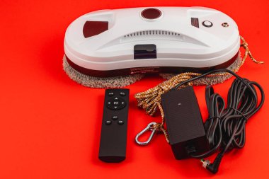 Lviv Ukrayna 05.19.25 Bu elektrikli zemin temizleme cihazı zahmetsiz ev bakımı için tasarlandı. Temizlik görevlerini basitleştirmek için bir uzaktan kontrol ve güç aksesuarları içerir.