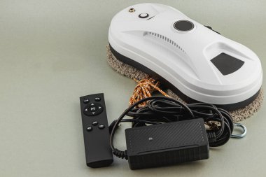 Lviv Ukrayna 05.19.25 Profesyonel bir temizlik robotu, verimli ev temizliği çözümleri için yenilikçi teknolojiler sunan, uzaktan kumandalı zarif bir tasarıma sahiptir..