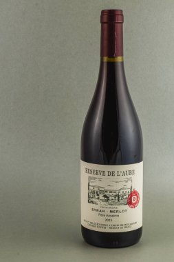 Bu bir şişe Rezerv de L 'Aube Shiraz Merlot, klasik bir tasarımı olan klasik bir etiketi sergiliyor. Şişe tarafsız bir arkaplana göre ayarlanmış..
