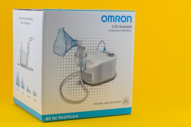 Etkili akciğer terapisi için tasarlanmış kompakt bir nebulizer canlı sarı bir arkaplanda sergilenmektedir. Bu aygıt kullanıcılar için çeşitli solunum tedavilerini destekler.