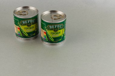 Lviv Ukrayna 05.22.25 konserve yeşil bezelye, klasik tasarım ve canlı etiketi vurguluyor. Her kutu mühürlenmiştir ve tariflerde kullanılmaya hazırdır..
