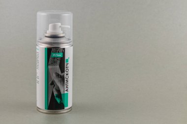 Lviv Ukrayna 05.22.25. 'Antiskotch' etiketli bir sprey kutusu gri arka planda dikey duruyor. Tasarım ve markasını gözler önüne sererek amacını ve ambalajını vurguluyor..