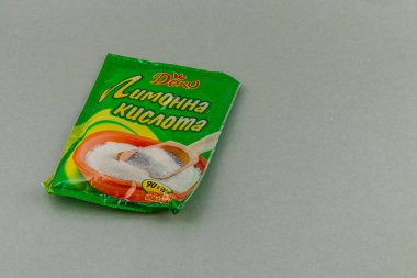 Lviv Ukrayna 05.22.25 Limon asidi içeren yeşil bir paket düz bir yüzeyde bulunur. Etiket rengarenk metni gösterir, içeriğini gösterir ve pişirme veya pişirme için kullanır.