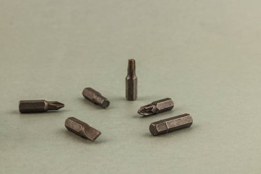 Lviv Ukrayna 05.22.25 Hafif bir yüzeyde altı metal tornavida bitinden oluşan bir koleksiyon, çeşitli vida türleri ve uygulamaları için farklı şekil ve boyutları göstermektedir.