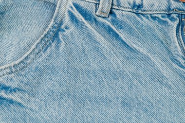 Parlak mavi kot kumaş yumuşak bir doku ve klasik tasarım sergiler, herhangi bir mevsim boyunca günlük kıyafetler ve şık kıyafetler yaratmak için mükemmeldir..