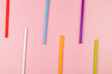 Yumuşak pembe arka planda çeşitli canlı pipetler dikey olarak duruyor. Çöp kutusu herhangi bir ayara oyuncu bir dokunuş ekleyerek bir renk dizisi gösterir.