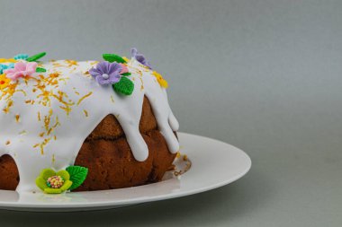 Lezzetli bir pasta hassas krema ve pastel çiçeklerle süslenir. Bu da Paskalya kutlamaları ya da özel günler için mükemmel bir görünüm yaratır..