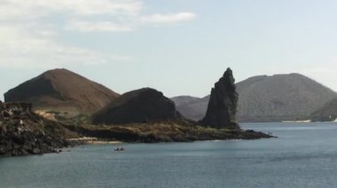 Vahşi yaşam Galapagos Adaları 'nın çarpıcı okyanus kıyılarına karşı kurulmuştur. Galapagos Adaları 'nın çarpıcı okyanus kıyıları inanılmaz vahşi yaşam için mükemmel bir ortam sunar..