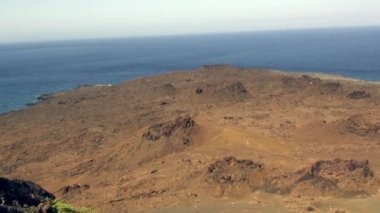 Galapagos Adaları 'ndaki volkanik gayzerler vadisinde. Gayzerlerin yoğun sıcaklığı bilim insanlarına ilham veren bir manzara yaratır. Gayzerler Galapagos Adaları ekosisteminde önemli bir rol oynamaktadır.