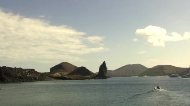 Ocean Coast Galapagos Islands Sets Scene Wildlife Scenery Pacific Ocean — Stock Video