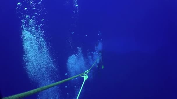 太平洋 コスタリカ 2021年9月5日 輝く水と破裂する泡の中で ダイバーはケーブルで海底に急落します — ストック動画