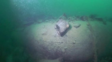 Etkileyici sualtı topoğrafyası vakfı muhteşem ve gizemli Baykal Gölü. Güzel sualtı manzarası, doğanın harikalarını keşfetmeyi seven herkes için görülmesi gereken bir yer..