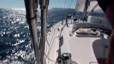 Fethiye, Türkiye - 14 Eylül 2017: Deniz yolculuğu sırasında yelkenli yatı ekipmanlarının ayrıntıları ve ipleri. Deniz, dağlar, yaz ve beyaz yatlar. Aktif bir yaşam biçimi olarak yat.