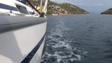 Beyaz yelkenli yelkenli bir tekne. Aktif bir yaşam tarzı olarak deniz yolculuğu ve yatçılık.
