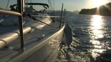 Güverte ve hareket eden yatın beyaz yelkenli detaylarını kapatın. Yat sporu, deniz yolculuğu ve aktif bir yaşam tarzı olarak yelkenli yarışı..