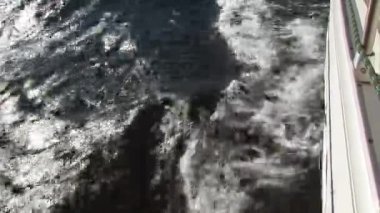 Yat hareket ederken kamerada köpük, dalga ve su vardı. Yat sporu, deniz yolculuğu ve aktif bir yaşam tarzı olarak yelkenli yarışı..