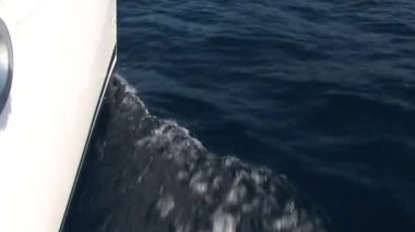 Yat hareket ederken kamerada köpük, dalga ve su vardı. Yat sporu, deniz yolculuğu ve aktif bir yaşam tarzı olarak yelkenli yarışı..