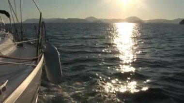Yat hareket ederken kamerada köpük, dalga ve su vardı. Yat sporu, deniz yolculuğu ve aktif bir yaşam tarzı olarak yelkenli yarışı..