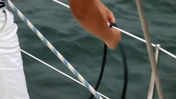 Ręczne Filmowanie Człowieka Ciągnie Linę Wciągarce Poruszającym Się Jachcie Żaglowym — Wideo stockowe