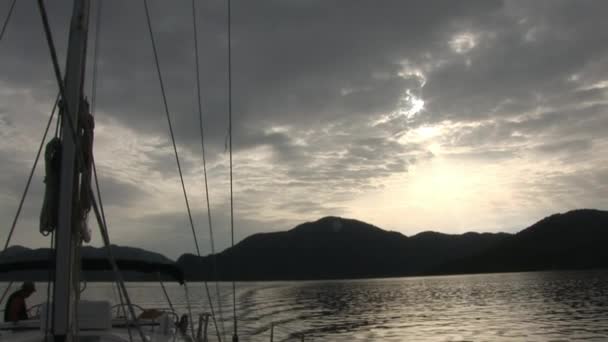 Schiuma Onde Acqua Sulla Macchina Fotografica Durante Movimento Dello Yacht — Video Stock