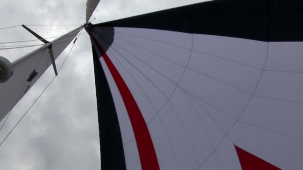 Deck Einer Beweglichen Segeljacht Mit Weißen Segeln Seereise Und Yachting — Stockvideo