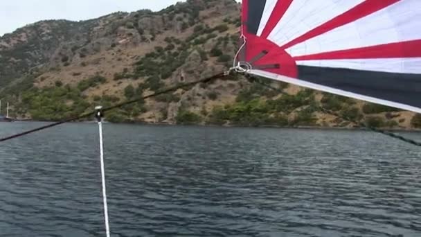 Pokład Poruszający Jacht Żaglowy Białymi Żaglami Podróż Morzu Żeglarstwo Jako — Wideo stockowe