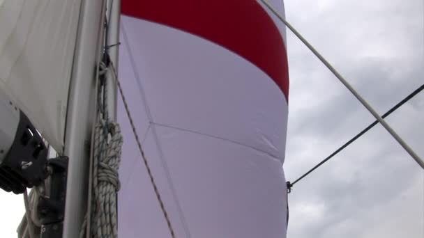 Paluba Pohybující Jachty Bílými Plachtami Mořská Cesta Jachting Jako Aktivní — Stock video