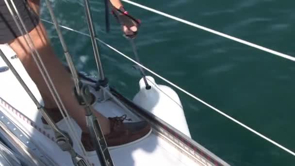 Handfilmning Man Drar Rep Vinschen Rörlig Segelbåt Marin Utrustning Och — Stockvideo