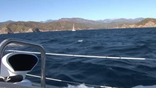 Близько Деталей Палуби Білого Вітрила Рухаються Вітрильні Яхти Яхтинг Спорт — стокове відео