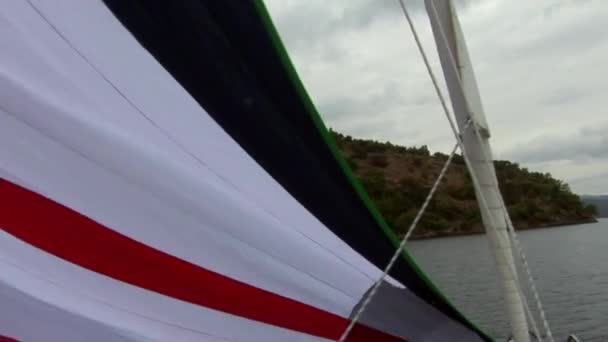 用白色帆移动游艇的甲板 海上旅行和游艇作为一种积极的生活方式 — 图库视频影像