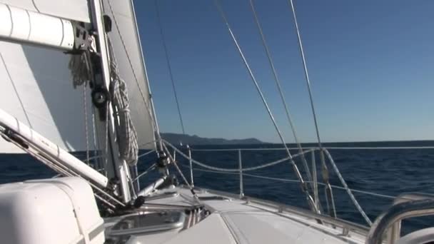 デッキとセーリングヨットの白い帆の詳細を閉じます ヨットスポーツ 海の旅とアクティブなライフスタイルとしてレガッタ — ストック動画