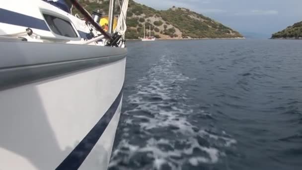 用白色帆移动游艇的甲板 海上旅行和游艇作为一种积极的生活方式 — 图库视频影像
