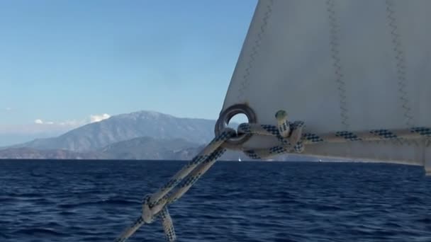 关闭甲板细节和移动游艇的白色帆 划艇运动 海上旅行和帆船比赛作为一种积极的生活方式 — 图库视频影像