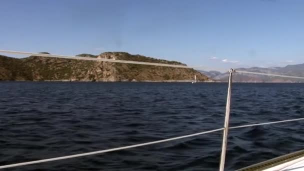 游艇运动过程中的泡沫 波浪和水在相机上出现 划艇运动 海上旅行和帆船比赛作为一种积极的生活方式 — 图库视频影像